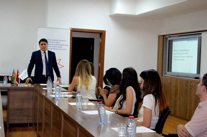 Ayaz Hüseynov gen səviyəsində müasir müalicə, yeni dərman preparatları və hepatit C virusunun keyfiyyətli müalicəsi haqqında məlumat verdi.