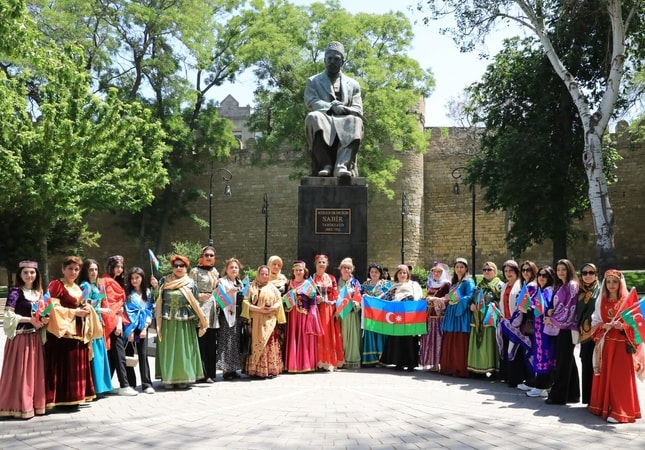 28 May Müstəqillik Günü münasibətilə QHT nümayəndələri, ziyalı xanımlar iştirakı ilə milli geyimlərdə yürüş keçirildi